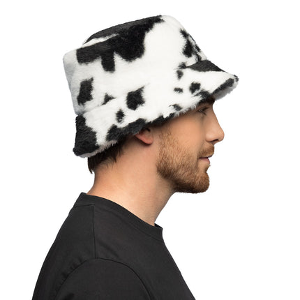 Koeien bucket hat van opzij, met een lage ronde bol en zwarte vlekken tot op de rand