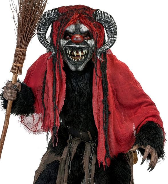 Krampus masker met cape gedragen door model bij een zwart bontkostuum voor Halloween