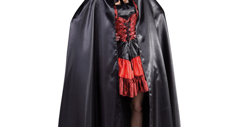Lange zwarte cape Dony met kap en glanzende stof, gedragen over een rood-zwart vampierjurkje voor Halloween