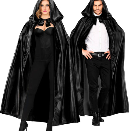 Lange zwarte capuchoncape open gedragen over zwarte kleding en wit hemd