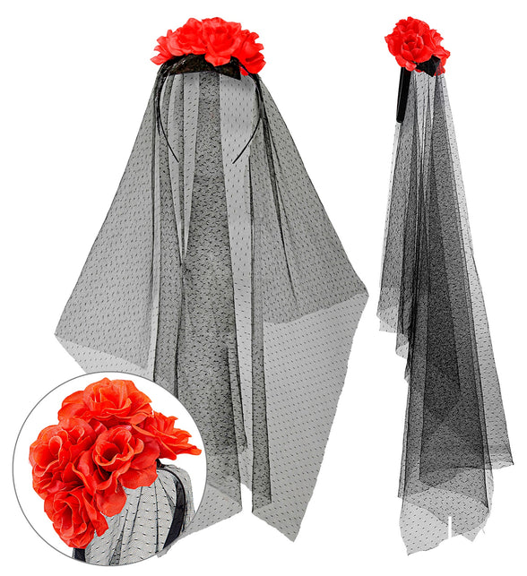 Lange zwarte tulesluier met rode rozen, puntige onderrand en detail van de rozenkrans