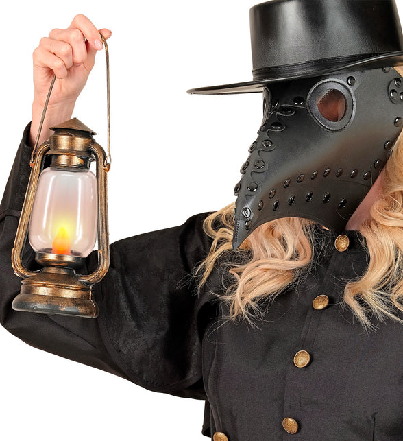 Lantaarn met flikkerend licht als accessoire bij een pestdoktersoutfit met snavelmasker