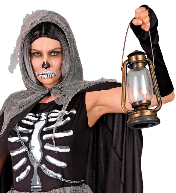 Lantaarn met flikkerend licht in de hand gedragen bij een skeletlook voor Halloween