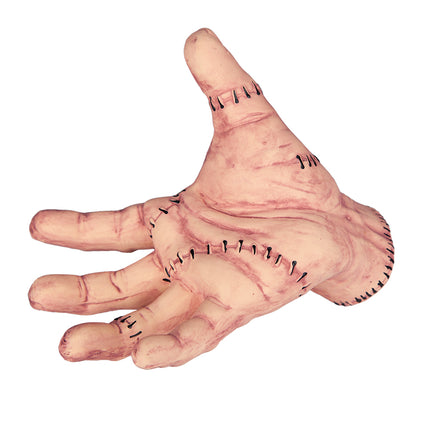 Latex hand met gehechte wonden vanaf de palmzijde, met diepe handlijnen en hechtingen bij de duim