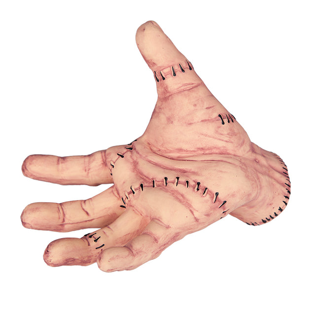 Latex hand met gehechte wonden vanaf de palmzijde, met diepe handlijnen en hechtingen bij de duim