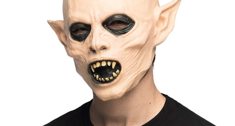 Latex hoofdmasker Ghoul gedragen door een man in zwart shirt, met puntoren en open mond voor Halloween