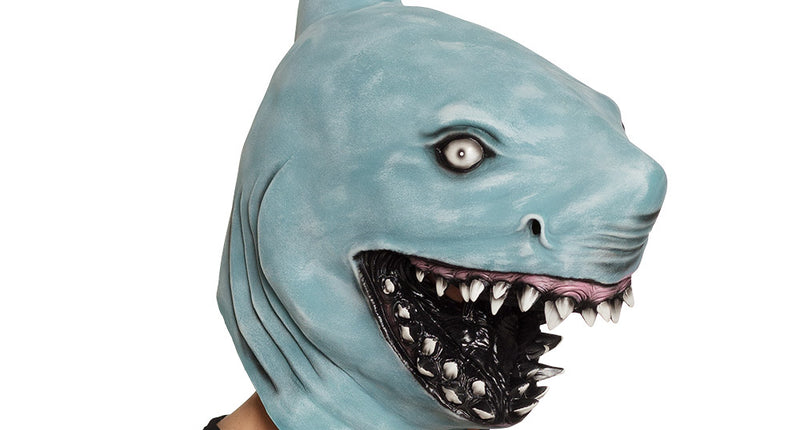 Latex hoofdmasker haai in grijsblauw met rugvin en bek vol witte tanden, gedragen op het hoofd