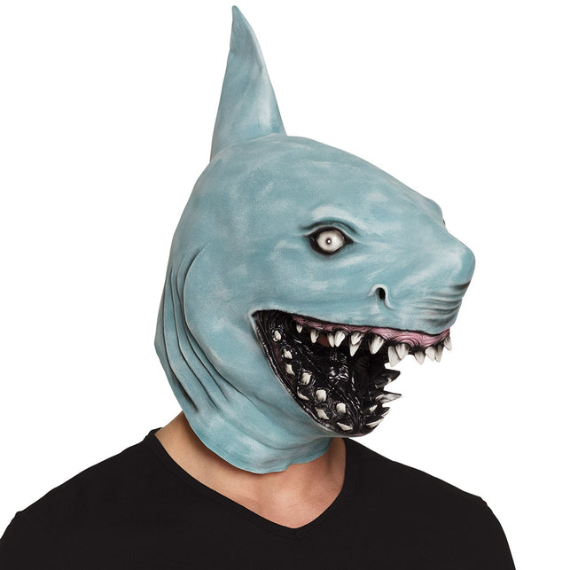 Latex hoofdmasker haai in grijsblauw met rugvin en bek vol witte tanden, gedragen op het hoofd