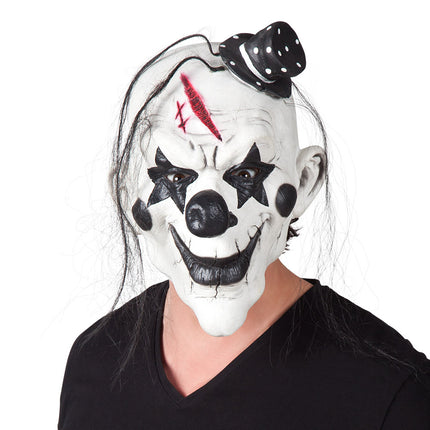 Latex hoofdmasker psycho clown met wit gezicht, zwarte sterogen, lang zwart haar en mini hoedje voor Halloween