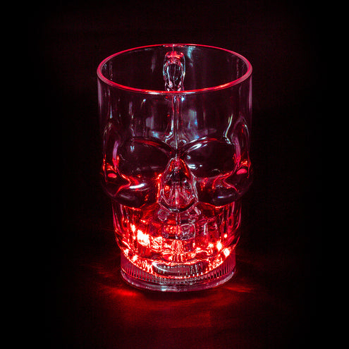 LED beker schedel die rood oplicht in het donker via de lampjes in de bodem