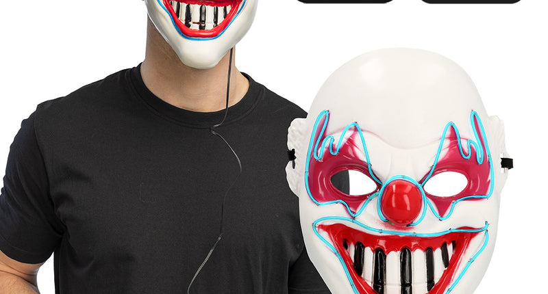 LED masker Clown horror gedragen bij een zwart shirt, met batterijkastje aan snoer in de hand, voor Halloween