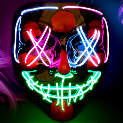 Led masker met oplichtende lijnen over een clownsgezicht met rode vlekken en rode neus
