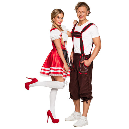 Lederhose Klaus gedragen met wit shirt naast een rode dirndl op een bierfeest