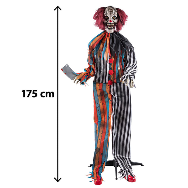 Levensgrote horrorclown van 175 cm hoog op zwarte kruisvoet, half gestreept pak in rood, blauw en zwart-wit