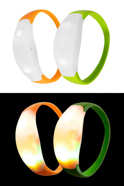 Lichtgevende armband op geluid in oranje en groen, boven uit en onder oplichtend in het donker