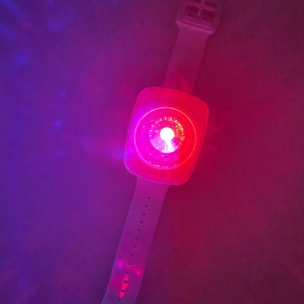 Lichtgevende armband in rood en paars licht, geschikt voor een festival of discofeest