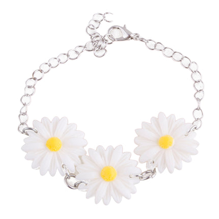 Madeliefjes armband met drie witte bloemen, gele hartjes en zilverkleurige schakelketting met karabijnsluiting