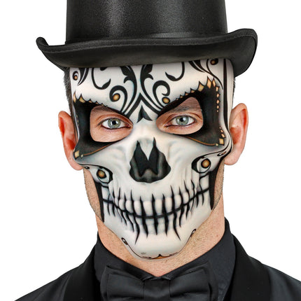 Man draagt dag van de doden masker met hoge hoed en vlinderdas voor Halloween