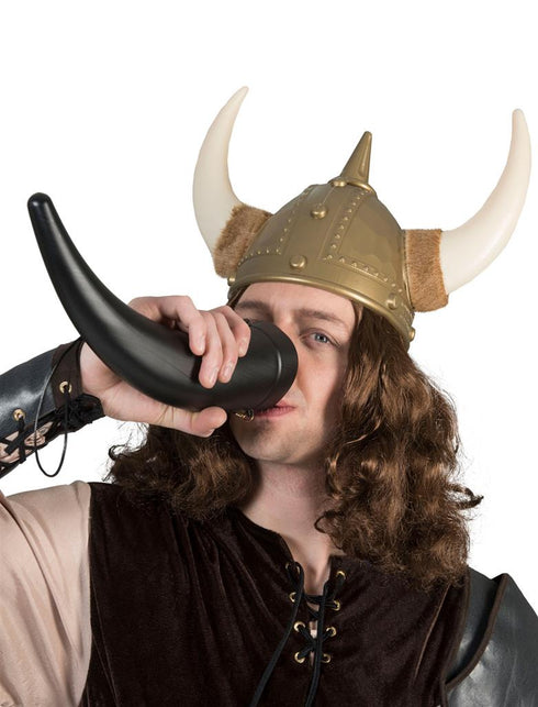 Man met vikinghelm drinkt uit de zwarte drinkbeker hoorn tijdens een vikingfeest