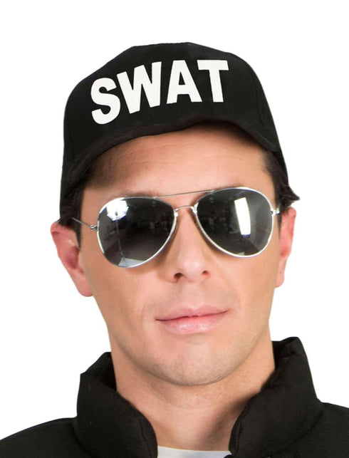 Man met zwarte swat pet en spiegelende pilotenzonnebril tijdens een verkleedfeest