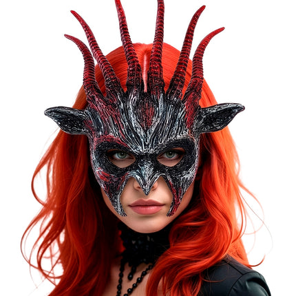 Masker beest infernaal close-up met grijswit reliëf en rode accenten in het gezicht