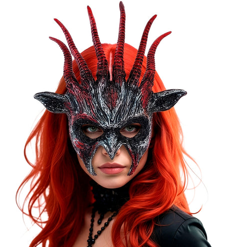 Masker beest infernaal close-up met grijswit reliëf en rode accenten in het gezicht