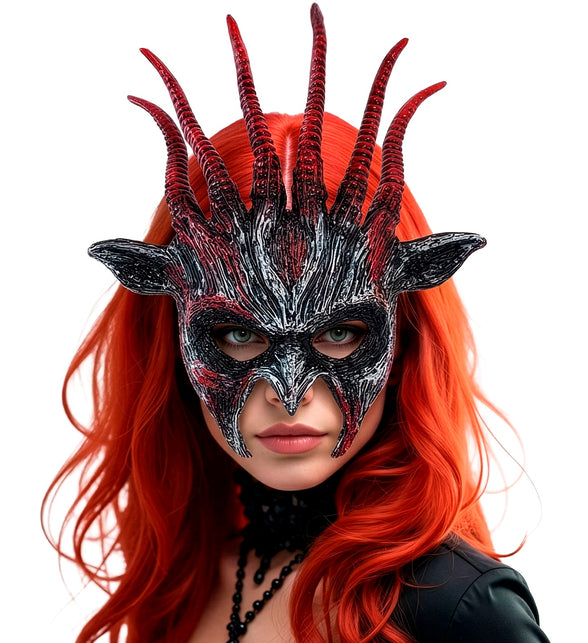 Masker beest infernaal close-up met grijswit reliëf en rode accenten in het gezicht