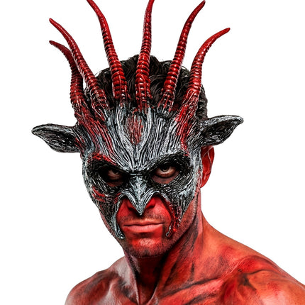 Masker beest infernaal bij rode schmink voor een demonenlook op Halloween