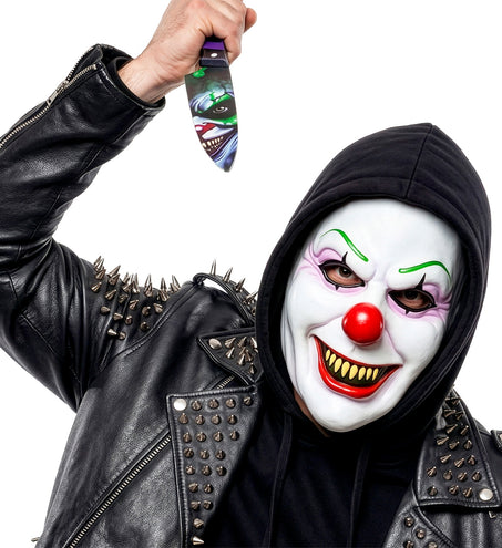 Masker boze clown latex onder zwarte capuchon, close-up van grijnzende mond