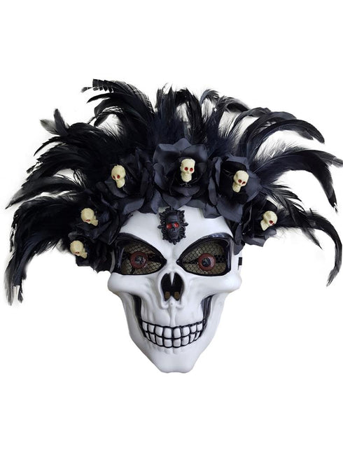 Masker doodshoofd met veren en bloemen, wit schedelgezicht met zwarte verentooi en doodskopjes voor Halloween