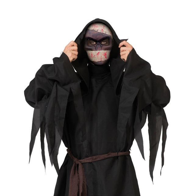 Masker doodskop gedragen onder zwarte capuchon voor een Halloween-griezellook