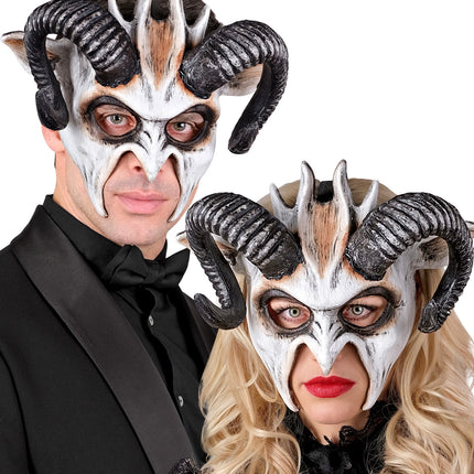 Masker duivel theater Timo gedragen door heer en dame boven zwarte feestkleding
