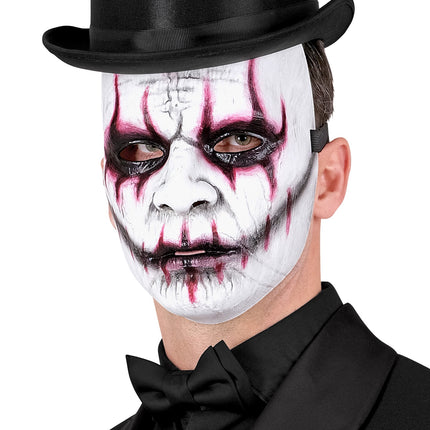 Masker evil joker Lotte op model met hoge hoed en zwarte vlinderdas, uitgelopen strepen