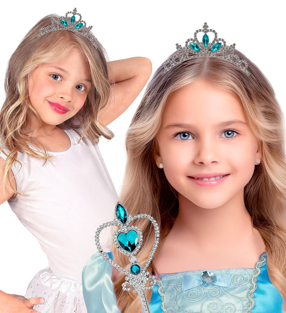 Meisje draagt het strass kroontje met turquoise edelstenen bij een blauwe prinsessenjurk