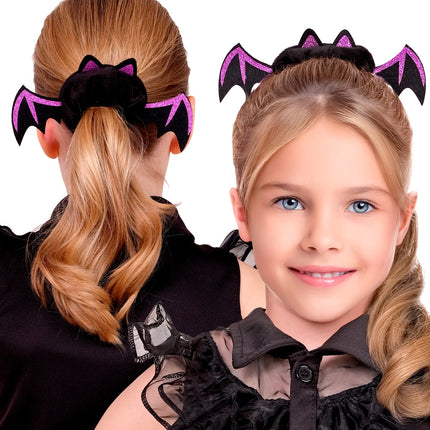 Meisje draagt vleermuis scrunchie in staart en knot, voor- en achteraanzicht