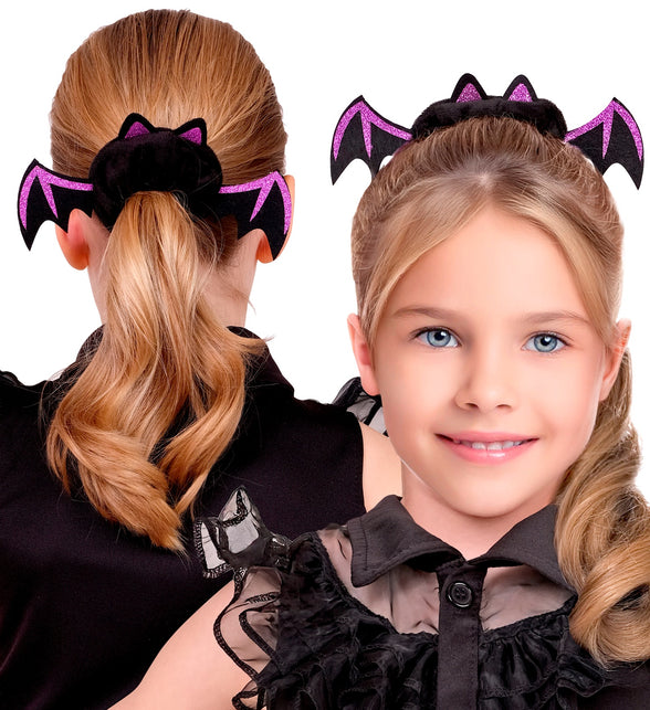 Meisje draagt vleermuis scrunchie in staart en knot, voor- en achteraanzicht