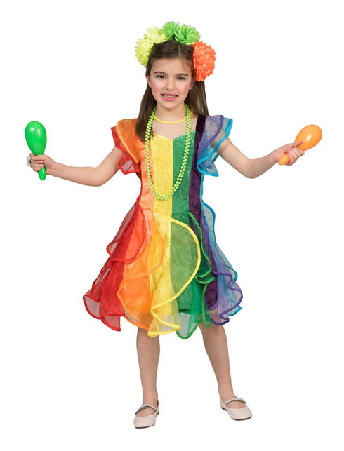 Meisje in regenboog jurkje met gekleurde ruches langs zoom en armsgaten