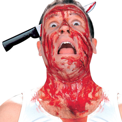 Mes door hoofd hoofdband gedragen door man met bloedschmink voor Halloween