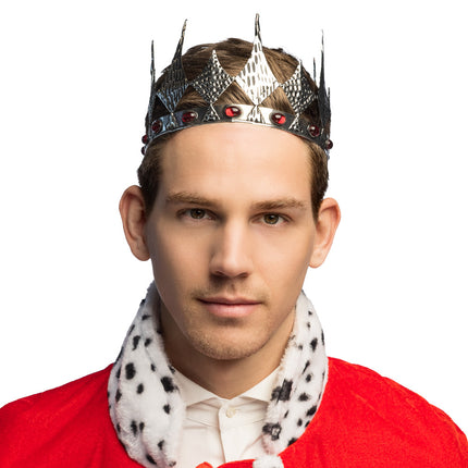 Metalen kroon Eternal zilver met rode stenen gedragen door een man bij een rode koningsmantel voor carnaval