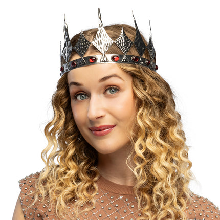 Metalen kroon Eternal zilverkleurig op lang blond krullend haar, spitse punten boven het voorhoofd