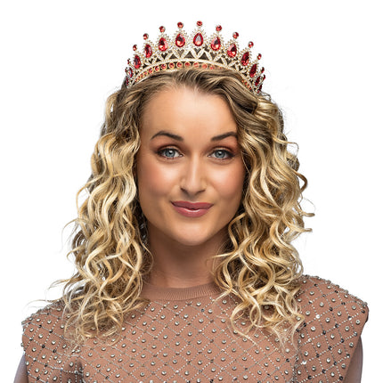 Metalen tiara Royal Christina goud met rode stenen gedragen in blond krullend haar, voor een prinsessenfeest