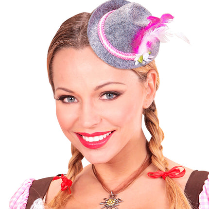 Mini Beierse fedora rose van dichtbij: grijze bol met roze gedraaid koord en wit bloemetje