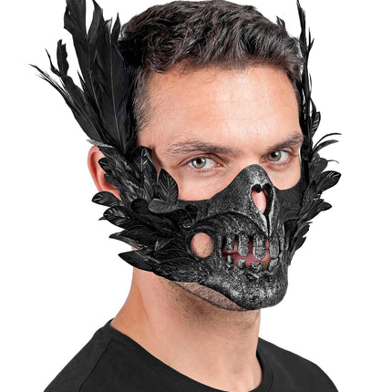 Mondmasker schedel met veren zijaanzicht op model, zwarte veren langs de wangen