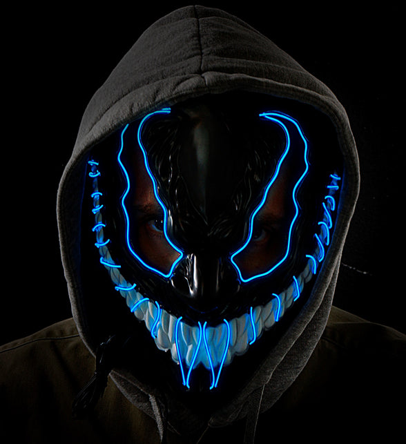 Monster masker led blauw gedragen onder een grijze capuchon, met blauw oplichtende tandenrij