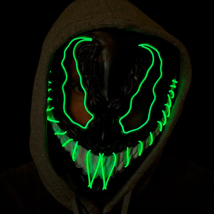 Monster masker led groen gedragen onder een grijze capuchon op een halloweenfeest