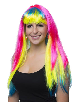 Multicolor pruik met lang steil haar in roze, geel en blauw en rechte pony, gedragen door een vrouw