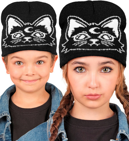 Muts kat gedragen door twee kinderen, zwart met witte kattenkop