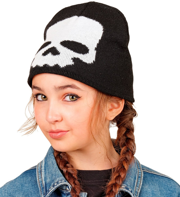 Muts schedel op meisje met vlechten, zwarte beanie met wit schedelmotief