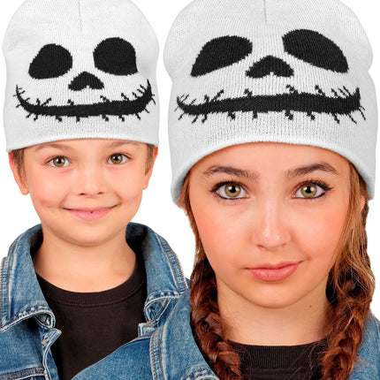 Muts spook gedragen door jongen en meisje, witte beanie met zwart skeletgezicht