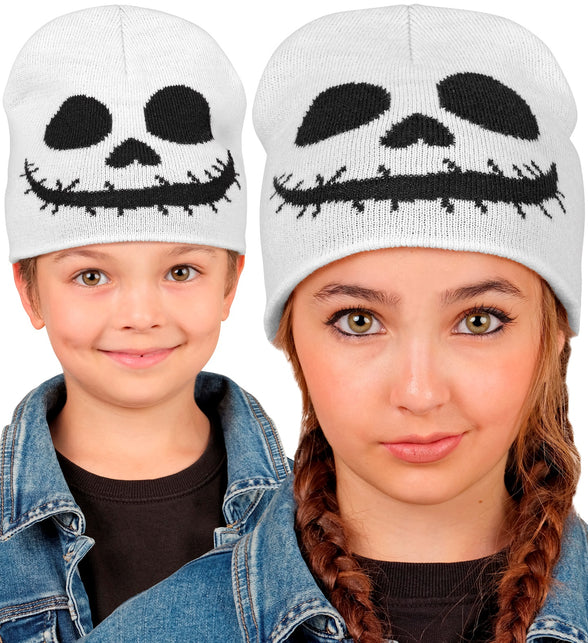 Muts spook gedragen door jongen en meisje, witte beanie met zwart skeletgezicht